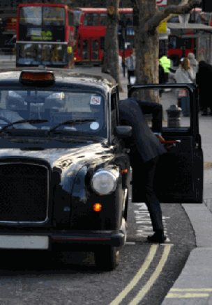 Persona subiendo a un taxi inglés