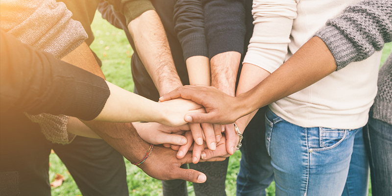 Grupo de amigos tomados de la mano